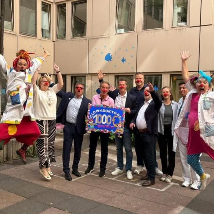 Übergabe Spende an Clowndoktoren