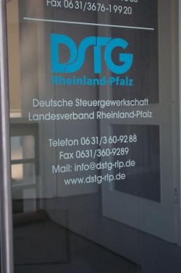 Bild Eingangstür Geschäftsstelle alt